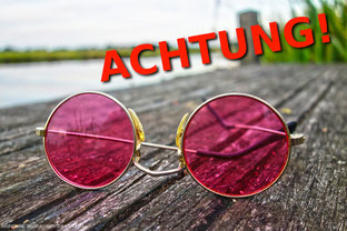 Rosarotte Sonnenbrille lenkt oft von den Fehlern des Partners ab.