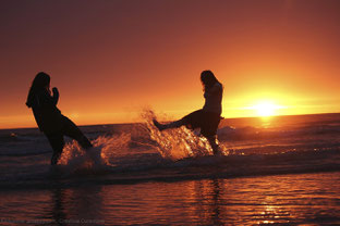 Wer aktiv wird, kann diesen Sommer noch zu Zweit einen Sonnenuntergang am Strand genießen.