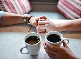 Erstes Date bei einer Tasse Kaffe. Doch wer soll zahlen?
