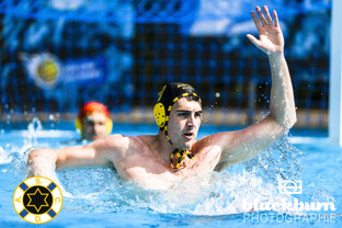 Sascha Seifert kurz vor dem Ballgewinn - Foto: Florian Blackburn 