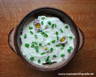 Kräuterfrischkäse, selbstgemacht, Löwenzahn, Gänseblumchen, Knoblauchsrauke, Frischkäse,