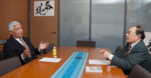 中谷 元氏(左)と塩田 潮氏