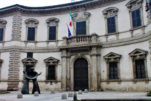 OmoGirando il Palazzo del Senato