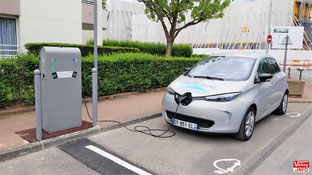 Borne de recharge électrique, rue du Général Exelmans à Vélizy-Villacoublay