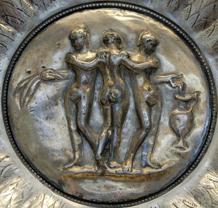 «<a href="http://commons.wikimedia.org/wiki/File:Medallion_Graces_BM_GR1893.5-1.2.jpg#/media/File:Medallion_Graces_BM_GR1893.5-1.2.jpg">Medallion Graces BM GR1893.5-1.2</a>» por © Marie-Lan Nguyen / <a href="//commons.wikimedia.org/wiki/Main_Pag