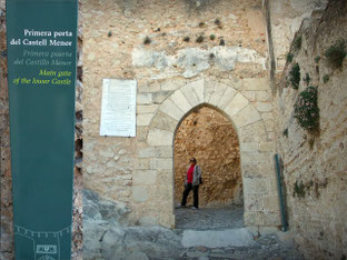 Puerta de Anibal, primera puerta del Castillo Menor, puerta gótica del siglo XV, antiguo solar de la Sam Ibérica y Setabis romana. Por aquí entro el General Cartaginés Aníbal, y despues el general romano Scipión, durante la segunda Guerra Púnica