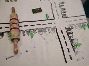 Druckgrafik einer Straße , die mit einem Nudelholz aufgedruckt wurde