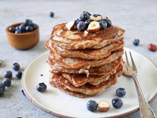 Haselnusspancakes mit Heidelbeeren