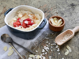 Gebackener Mandelmilchreis mit Beeren