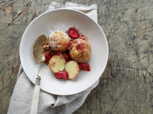 Topfenknödel / Butterbrösel / warme Beeren