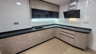 cocina Torredelcampo, cocina Jaen, cocina en L, cocina gris, cocina moderna, encimera negra, encimera porcelánica