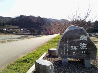 左が愛本橋、レギュ最上流。