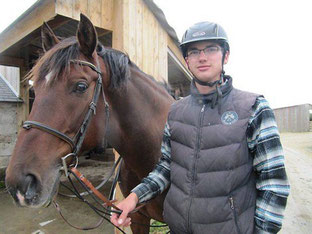 Glenn Le Deunff, moniteur diplômé, assure les cours d'équitation aux Écuries d'Éden. 