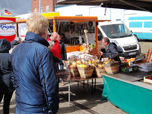 Marktschreier auf dem Fischmarkt in Cuxhaven