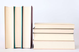 bücherstapel für die uni-arbeit