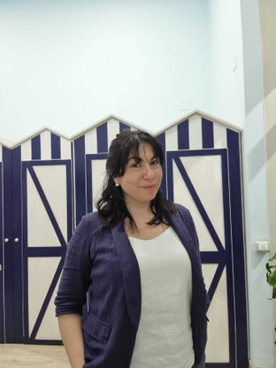 signora sorridente con sfondo cabina deposito bagagli