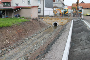 Der mitlerweile fertig gestellte Graben in der Bachstraße. Oberhalb am "Backhaus- Plan" fehlt jedoch noch sämtlicher Straßenbelag und Gehweg.