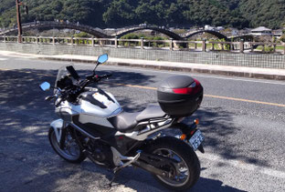 P-13　３日目　錦帯橋をバックに