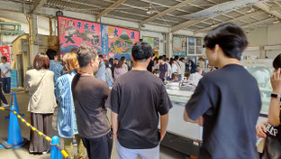 P-04 販売まで50人ぐらい並ぶ