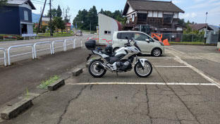 P-01 魚沼市内のセブン:軽の後ろがバス停小屋