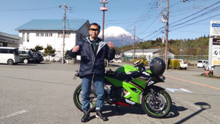 P-01 山中湖村ローソンで富士山をバックに