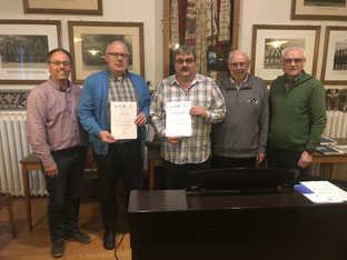 Chorleiter Jörg Bücker, Jürgen Sickau und Thomas Kraienhemke ( beide für 25 Jahre geehrt ), Manfred Wetzel ( wurde bereits für 40 Jahre vom Sängerkreis Soest geehrt) und Vorsitzender Paul Knierbein