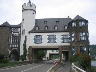 Schloß Liebig am Moselradweg in Kobern-Gondorf