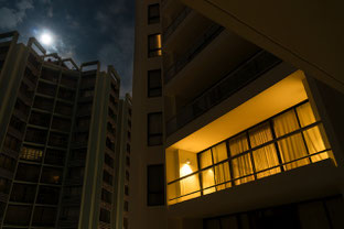 Erleuchtetes Fenster bei Vollmond