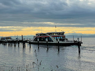 Fähre Meersburg-Konstanz mit Alpenblick auf den Säntis im Hintergrund
