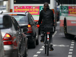 Egal wie man zur Arbeit kommt: Die Pendlerpauschale beträgt 30 Cent pro Kilometer. Damit müssen sich auch Arbeitnehmer in der Probezeit zufriedengeben. Foto: Oliver Berg