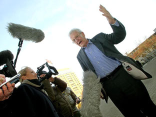 Winfried Kretschmann, Ministerpräsident von Baden-Württemberg, vor dem Eingang der Staatskanzlei in Düsseldorf. Foto: Roland Weihrauch