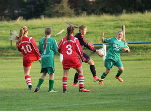 Celine sichert den Ball. Foto Lanzke