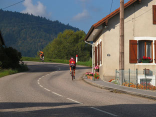 viele Hobba-Radler greifen den Ballon von der Nordseite aus an