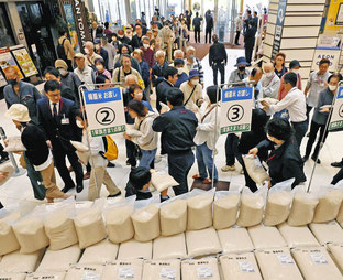 5㎏　2000円の備蓄米に長蛇の列で販売開始