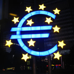 Euro-Symbol von Ottmar Hörl, vor dem Gebäude der EZB in Frankfurt am Main