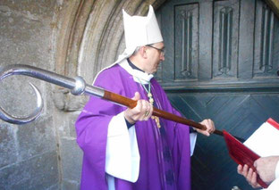 11h00 : Mgr Dognin ouvre liturgiquement la porte sainte du Santuaire ND de Kernitron, et la frappe 3 fois de sa crosse.