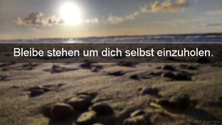 Sonnenuntergang an der polnischen Ostsee. Dazu der Spruch: "Bleibe stehen um dich selbst einzuholen." Vermeide Extreme.