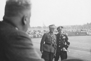 Zwei Männer in SS-Uniform