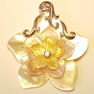 Perlmutt Anhänger aus der Kollektion Wonders of Sea mit gelben, roséfarbenen und weißen Perlmuttblüten