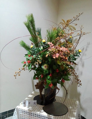 花材:若松、桐、千両、柊南天、菊、 葉ぼたん、レッドウィロー