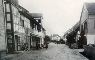 die Hauptstrasse, bevor sie 1923 geteert wurde