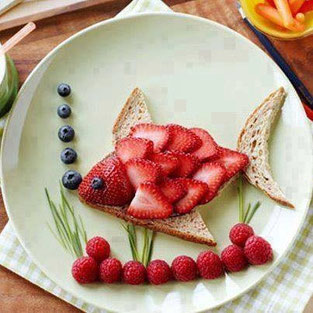 Pesce con fragole e lamponi