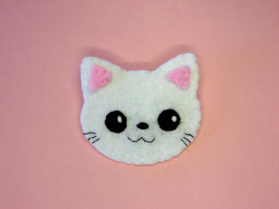 broche fantaisie feutrine, chat blanc kawaii, cadeau maman de chat