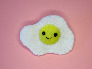 broche fantaisie feutrine, oeuf au plat kawaii, cadeau unique