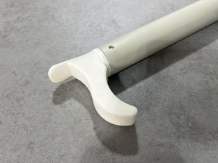 3D-gedruckter Prototyp eines hakenförmigen Bauteils in einem Rohr mit Griff steckend als Hilfsmittel für Menschen im Rollstuhl für die Fa. Provice GmbH.