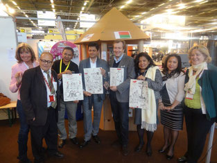 La remise du Trophée en terre cuite avec les équatoriens