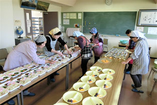 日形　花泉　一関　日形ボランティアかたくりの会　宅配弁当　準備作業