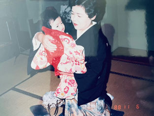 ▲昭和63年に当市域内で行われた  「孫抱き」の様子。抱いているのは仲人さん。
