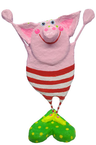 Handbemalte Pappmaché Schweinchen-Figur mit rot-weiß gestreifter Badehose. Auf grünem Herz stehend, VillaAzula