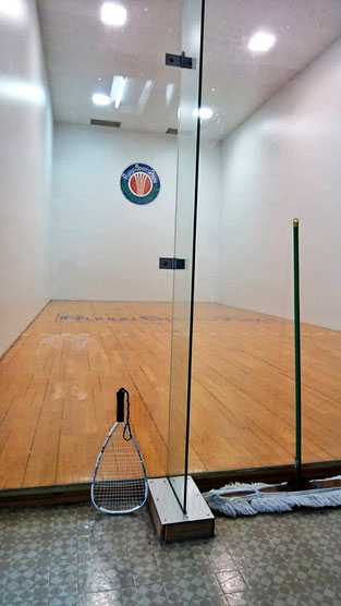 ラケットボールコートと専用ラケット/リョーユースポーツプラザ